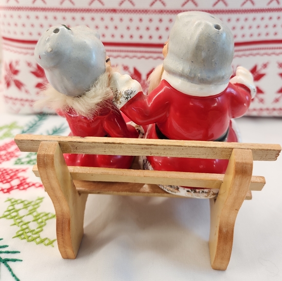 Vtg 1950's Santa & Mrs. Claus Salt & Pepper Shakers - Picture 3 of 12